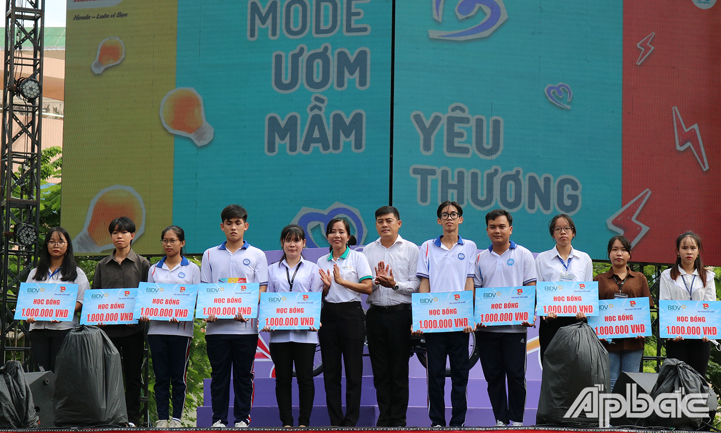 Các em sinh viên vượt khó học tốt nhận học bổng tại sự kiện Uni Tour 2023 – Honda Uni Bật Mode đa trải nghiệm