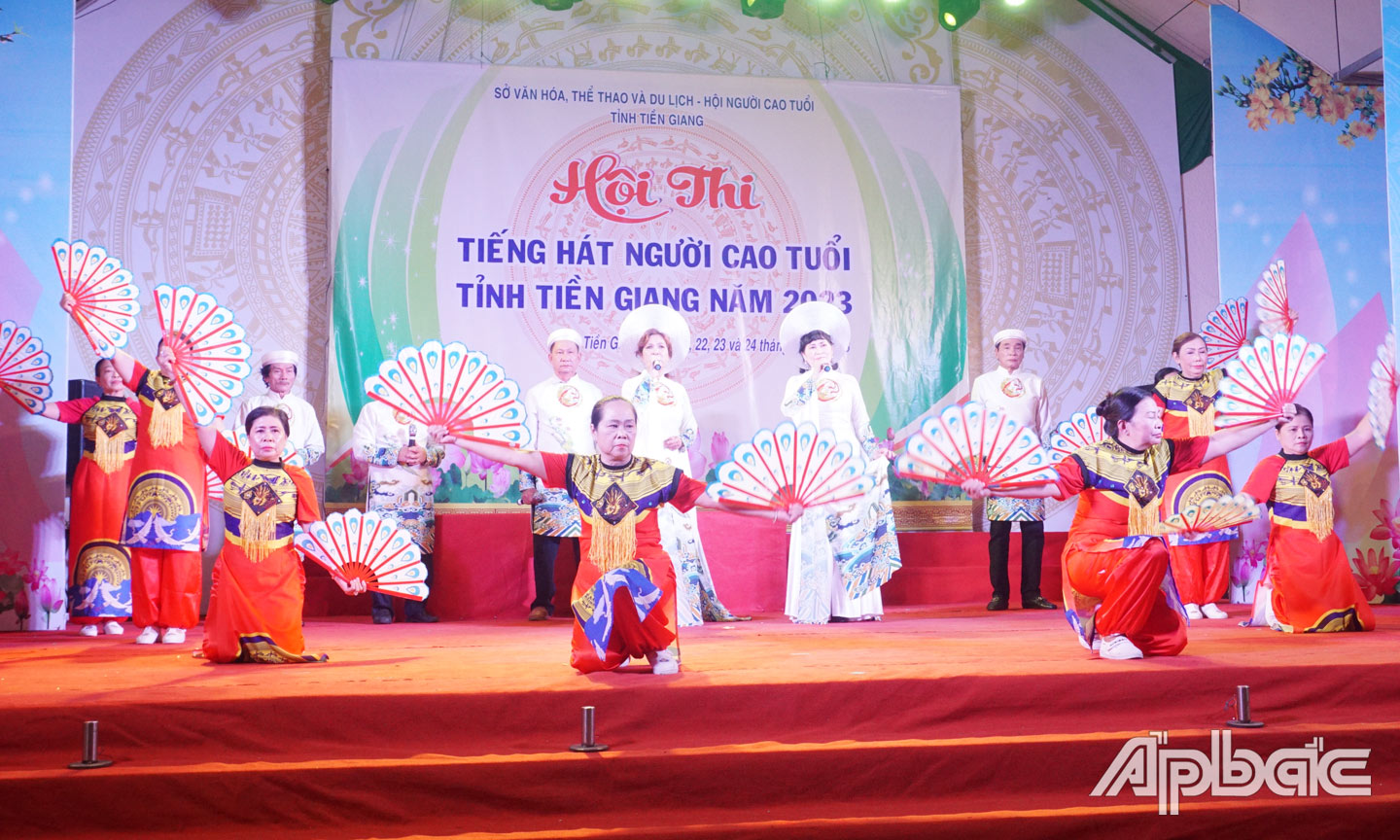 Hội Người cao tuổi TP. Mỹ Tho biểu diễn văn nghệ tại Hội thi “Tiếng hát người cao tuổi” năm 2023.