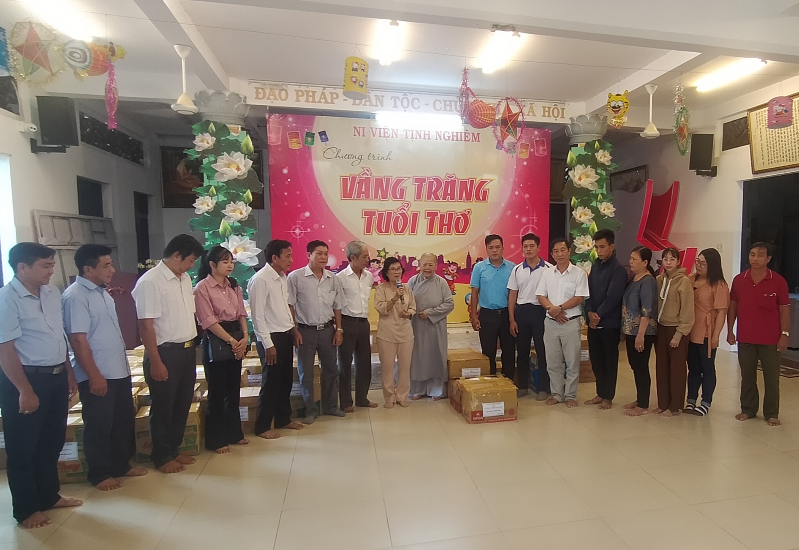 Ni Viện Tịnh Nghiêm tại TP. Mỹ Tho trao tặng trên 5.000 phần bánh Trung thu cho các em thiếu nhi.