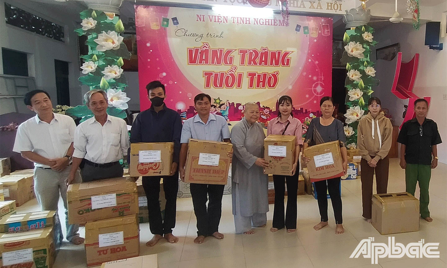 đại diện các trưởng mẫu giáo, trường phổ thông và các đoàn thể đến nhận hộ các phần quà