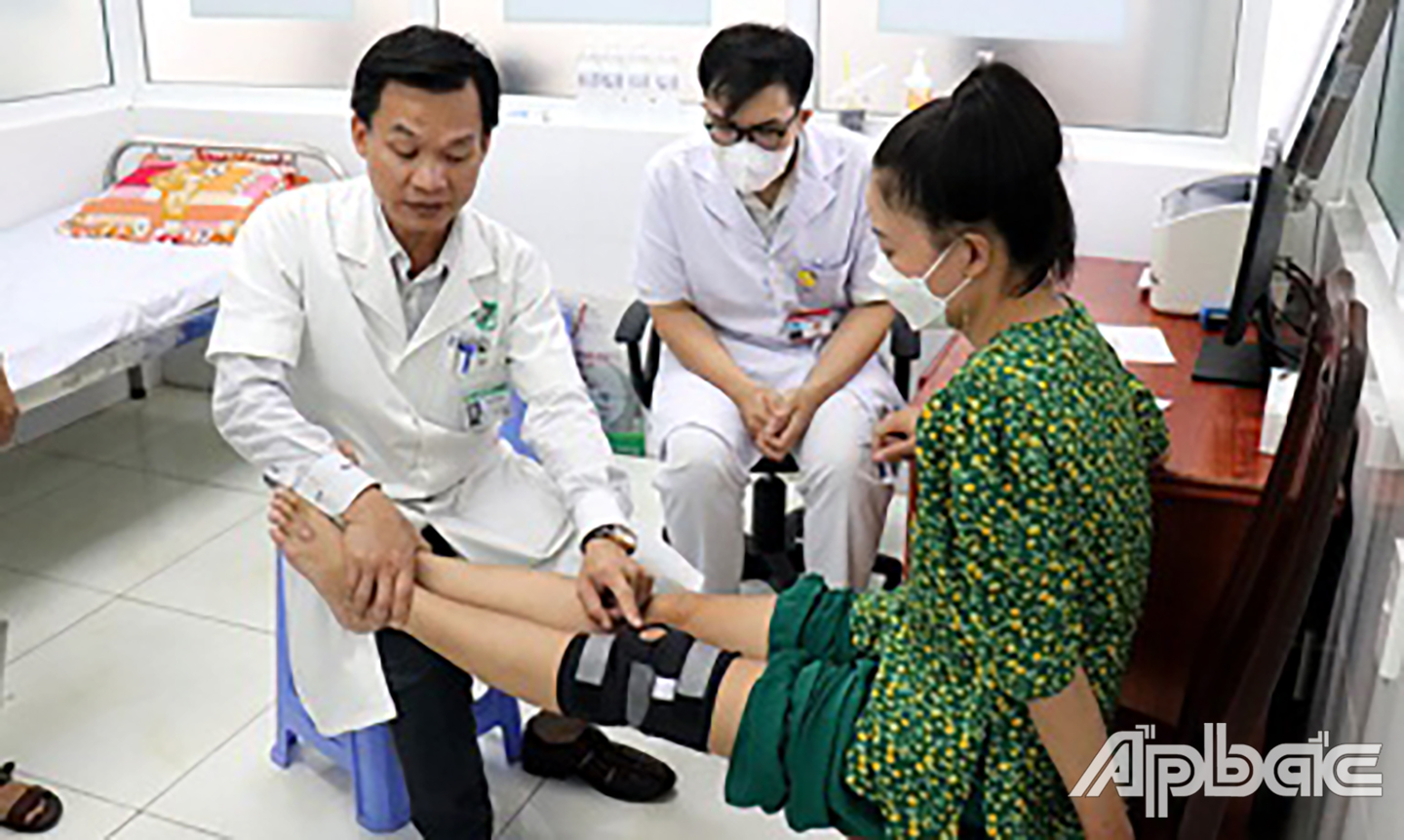 Thượng tá, TS.BS Phan Đình Mừng - Phó Giám đốc Viện Chấn thương Chỉnh hình - Bệnh viện quân y 175 và các chuyên gia nước ngoài khám bệnh miễn phí về chấn thương chỉnh hình tại bệnh viện quân y 120 vào Thứ Bảy hàng tuần