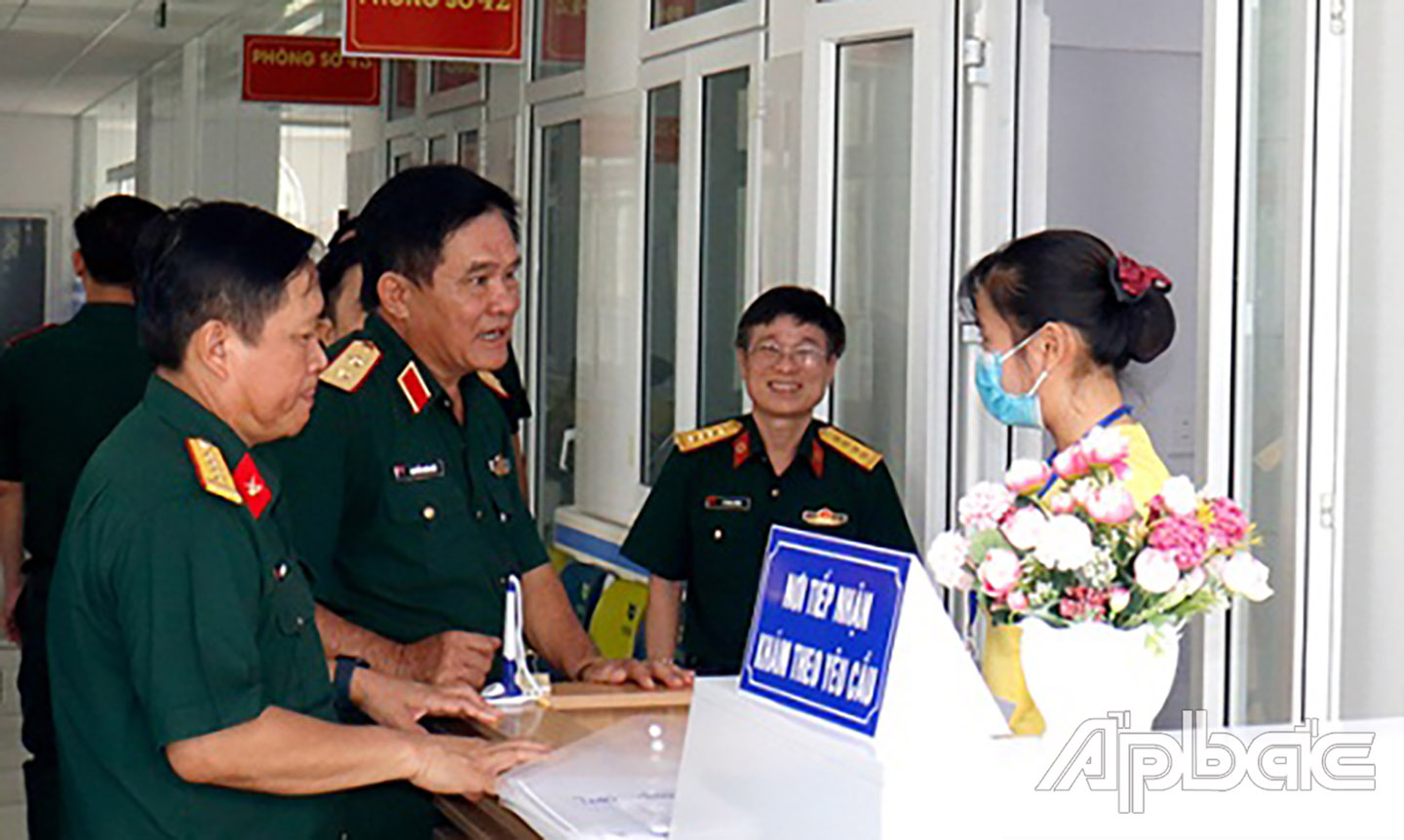 Trung tướng Nguyễn Xuân Dắt - Tư lệnh QK9 tham quan Khu khám VIP ngày 07/9/2023