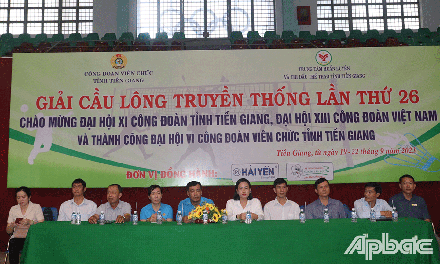 Đại biểu tham dự lễ khai mạc Giải Cầu lông Công đoàn Viên chức tỉnh lần thứ 26 năm 2023