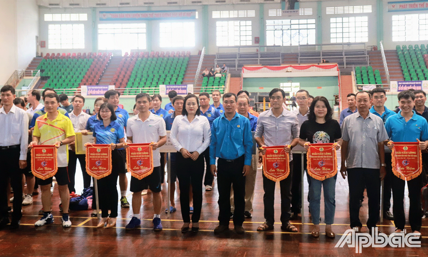 Ban tổ chức trao Cờ lưu niệm cho các đội tham gia