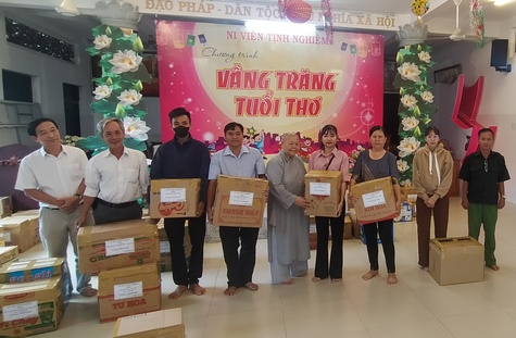 Ni viện Tịnh Nghiêm tặng bánh trung thu thiếu nhi có hoàn cảnh khó khăn