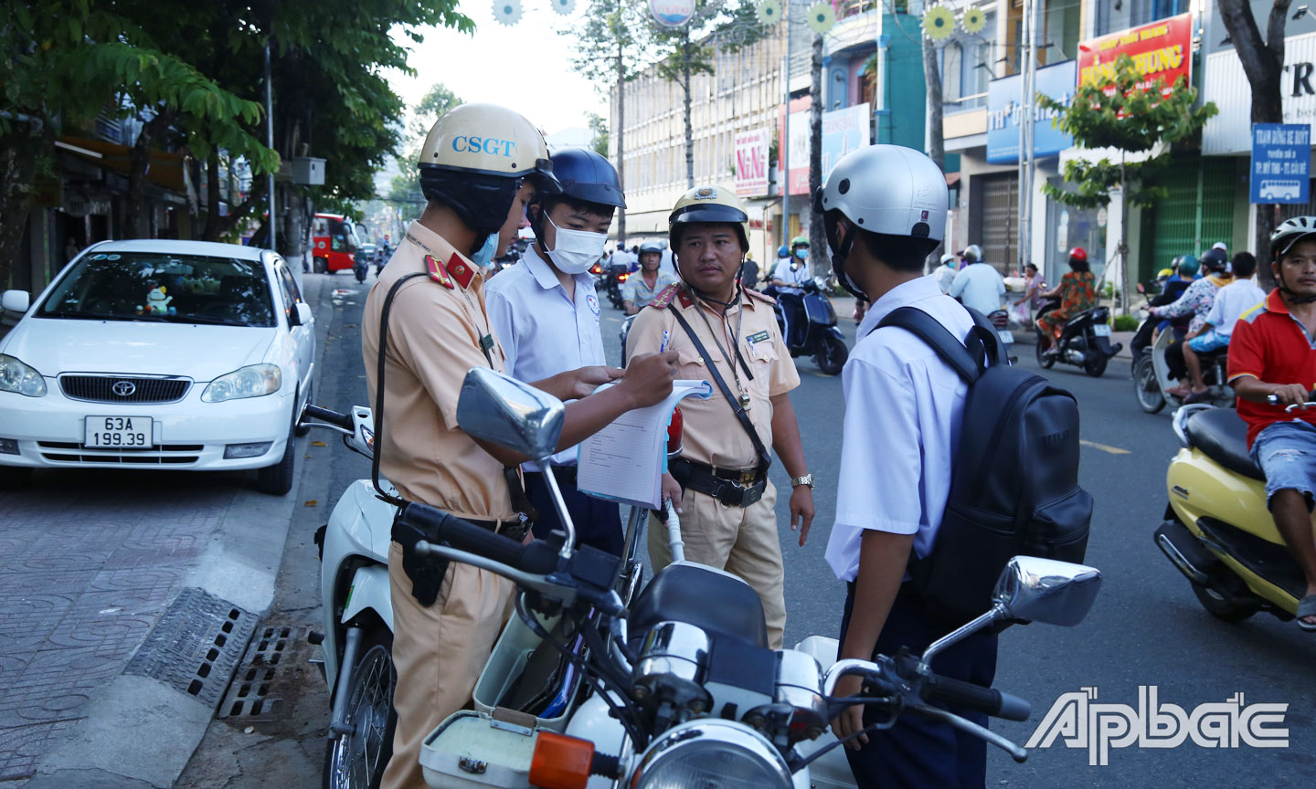 Lực lượng CSGT TP. Mỹ Tho nhắc nhở, xử lý học sinh vi phạm ATGT.