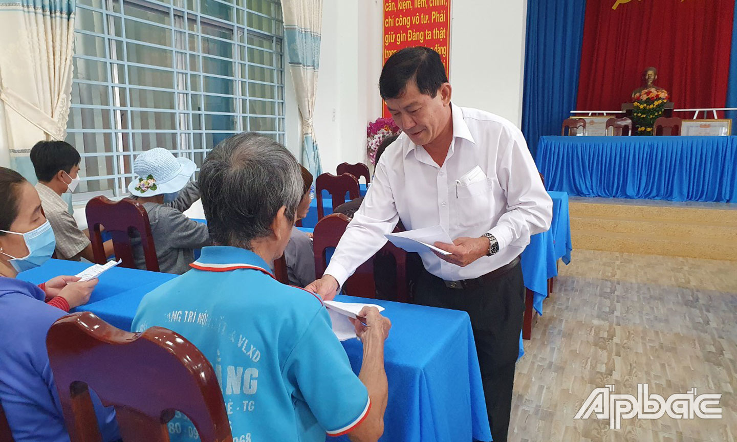 Đồng chí Trần Văn Út, Tỉnh ủy viên, Bí thư Huyện ủy Cái Bè tặng quà Tết Nguyên đán 2023 cho hộ nghèo ở xã Thiện Trí.