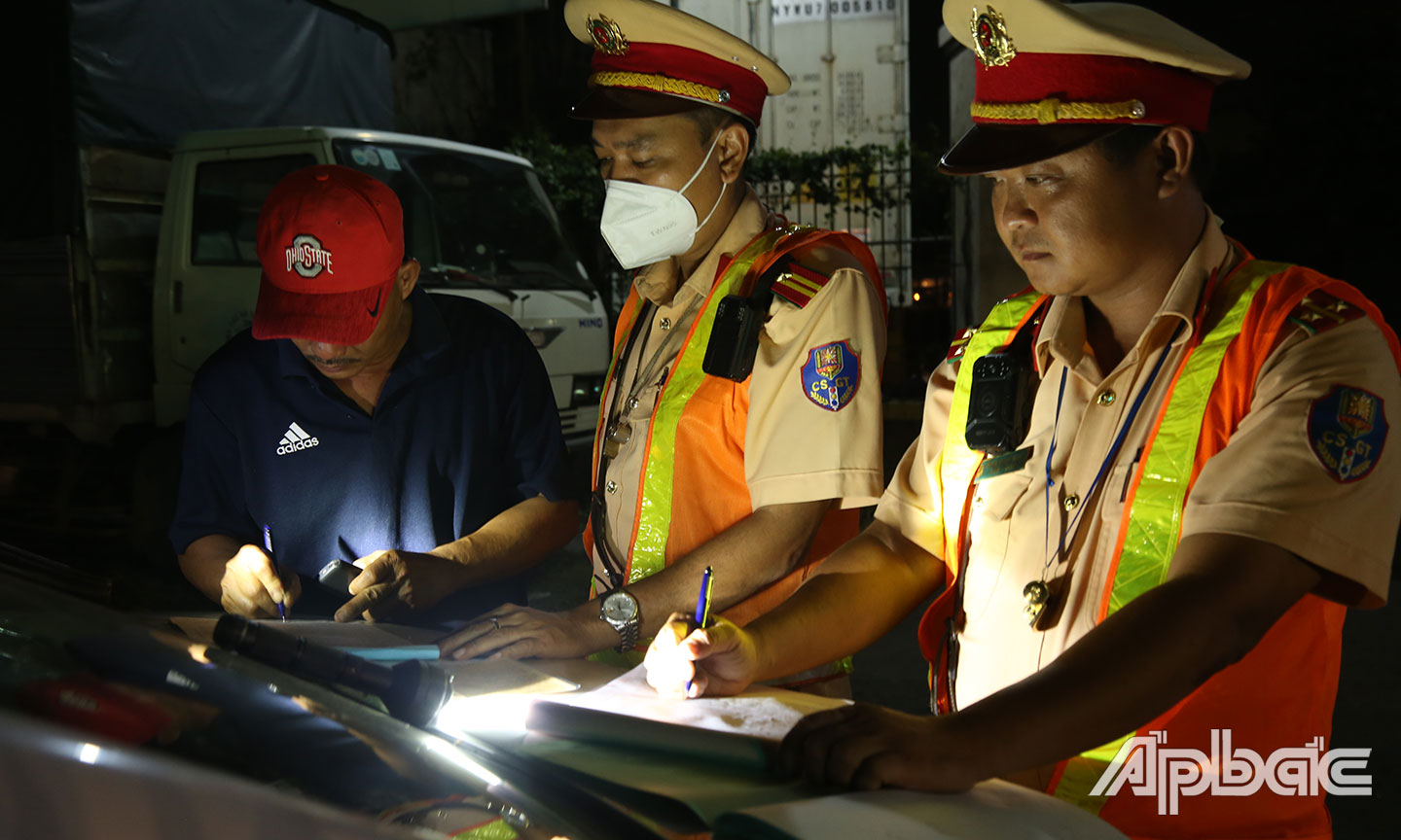 Lực lượng CSGT xử lý tài xế theo chuyên đề.