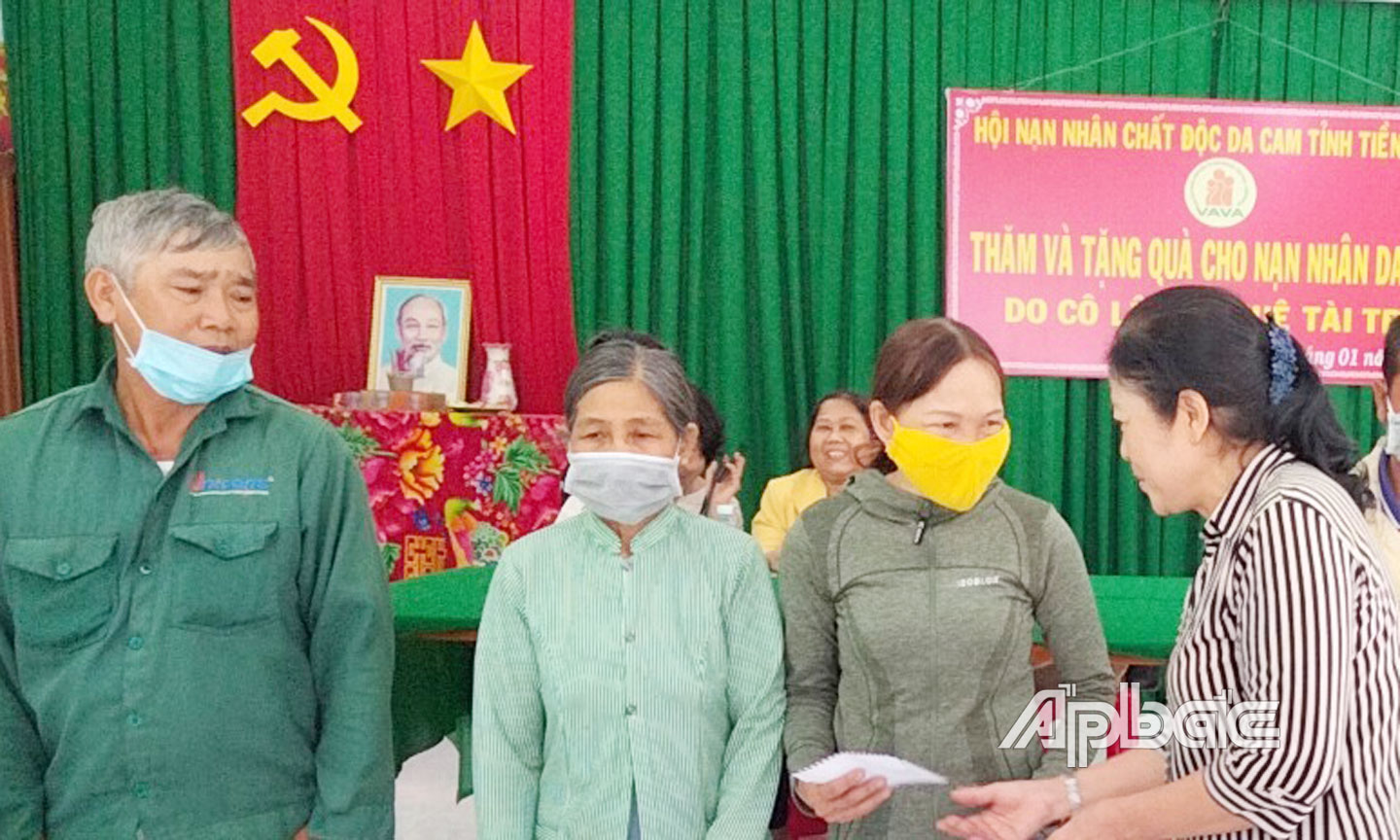 Chủ tịch Hội NNCĐDC tỉnh Dương Thị Lệ thăm hỏi, tặng quà cho NNCĐDC trên địa bàn huyện Tân Phước.