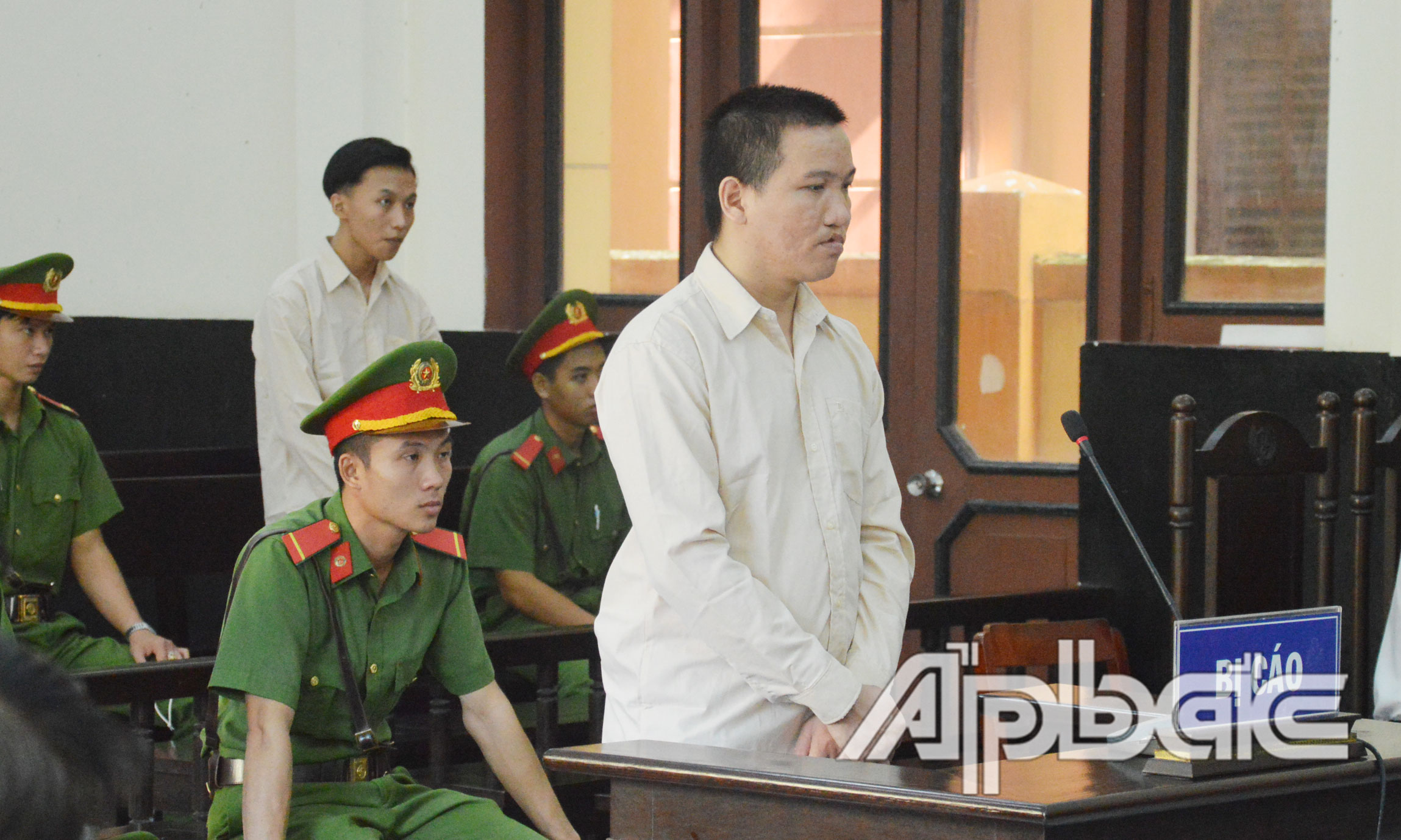 Bị cáo Nguyên và Khang tại phiên tòa.