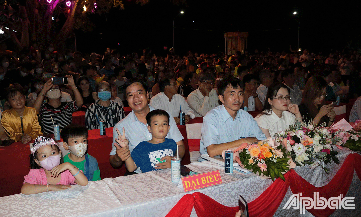 Đại biểu cùng đông đảo các em thiếu nhi, người dân TP. Mỹ Tho tham gia lễ hội