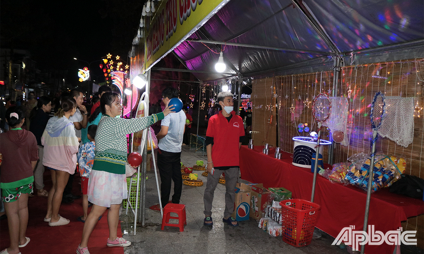 Người dân thích thú khi tham gia trò chơi dân gian