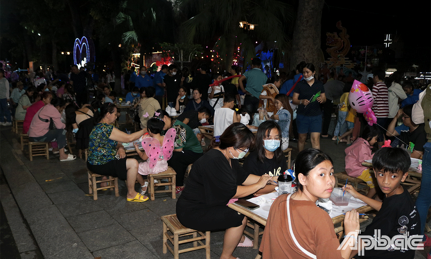 Các em thiếu nhi tham gia trải nghiệm, sáng tạo