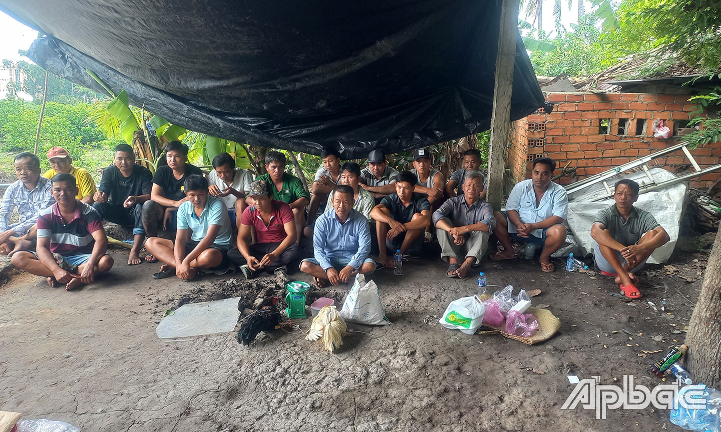 Các đối tượng đá gà tại huyện Cái Bè bị tạm giữ.