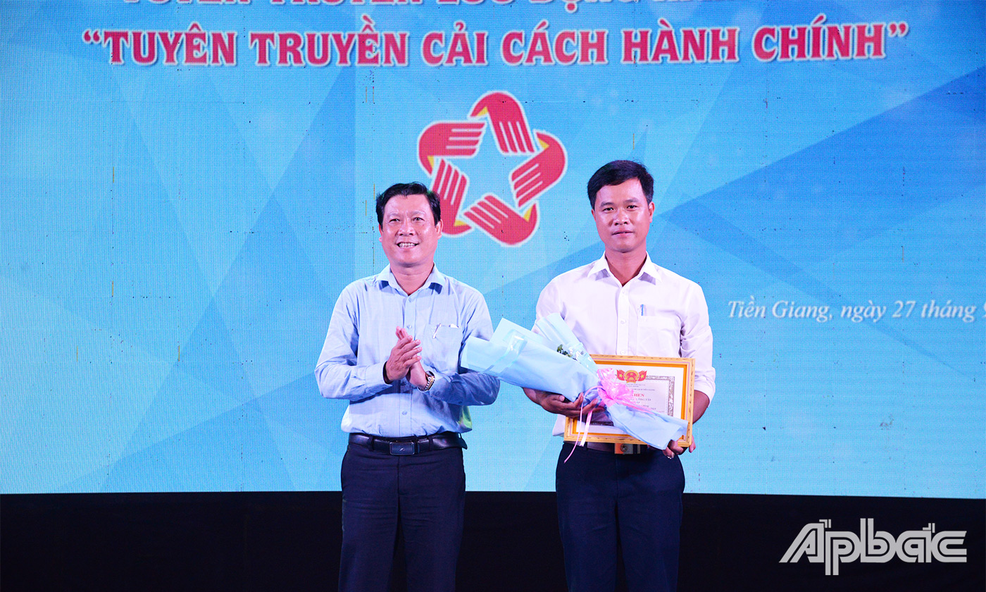 Phó giám đốc Sở VHTTDL Võ Văn Chiến trao giấy khen của Sở VHTTDL