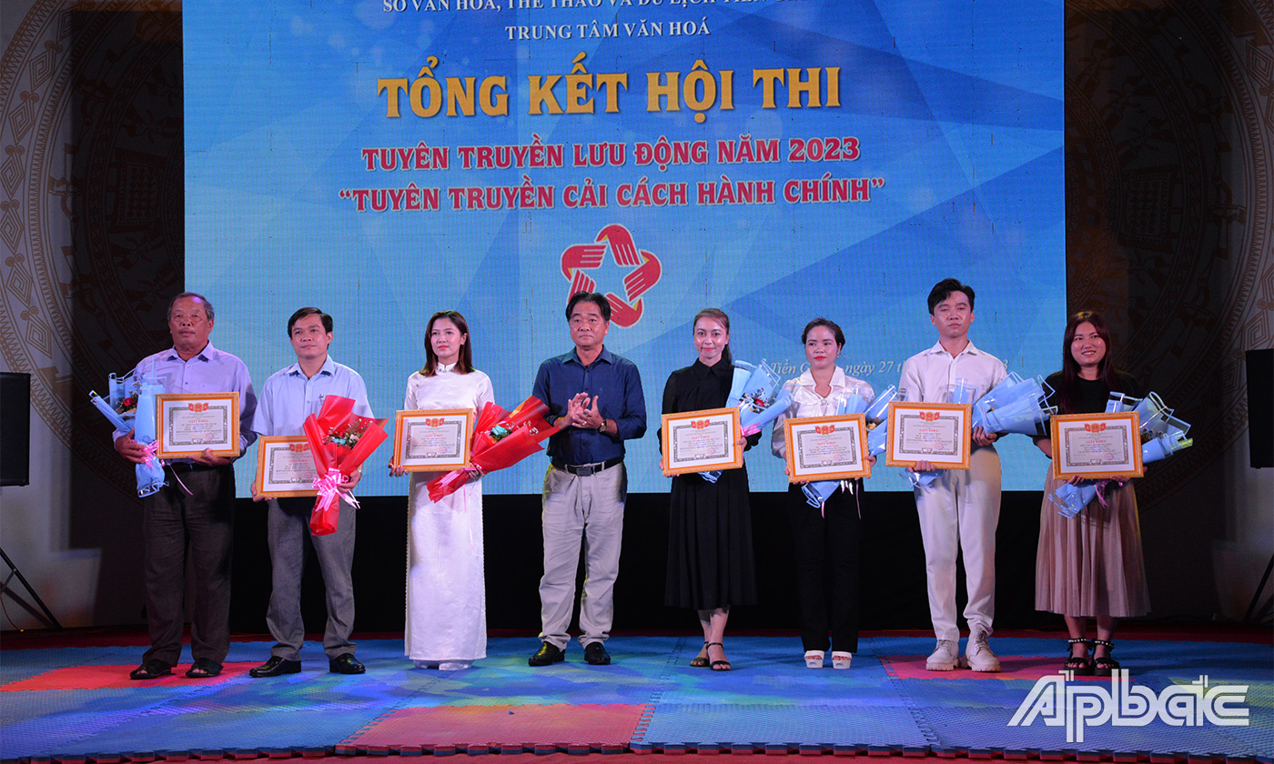 Trao giải cho các đơn vị, cá nhân có thành tích trong Hội thi