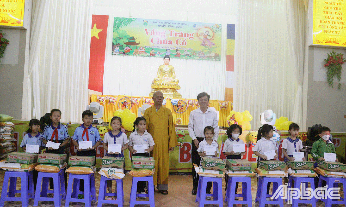 Ban Thư ký Ủy ban Hội LHTN Việt Nam tỉnh Tiền Giang và Ban Trị sự Giáo hội Phật giáo Việt Nam tỉnh Tiền Giang trao học bổng cho các em học sinh có hoàn cảnh khó khăn