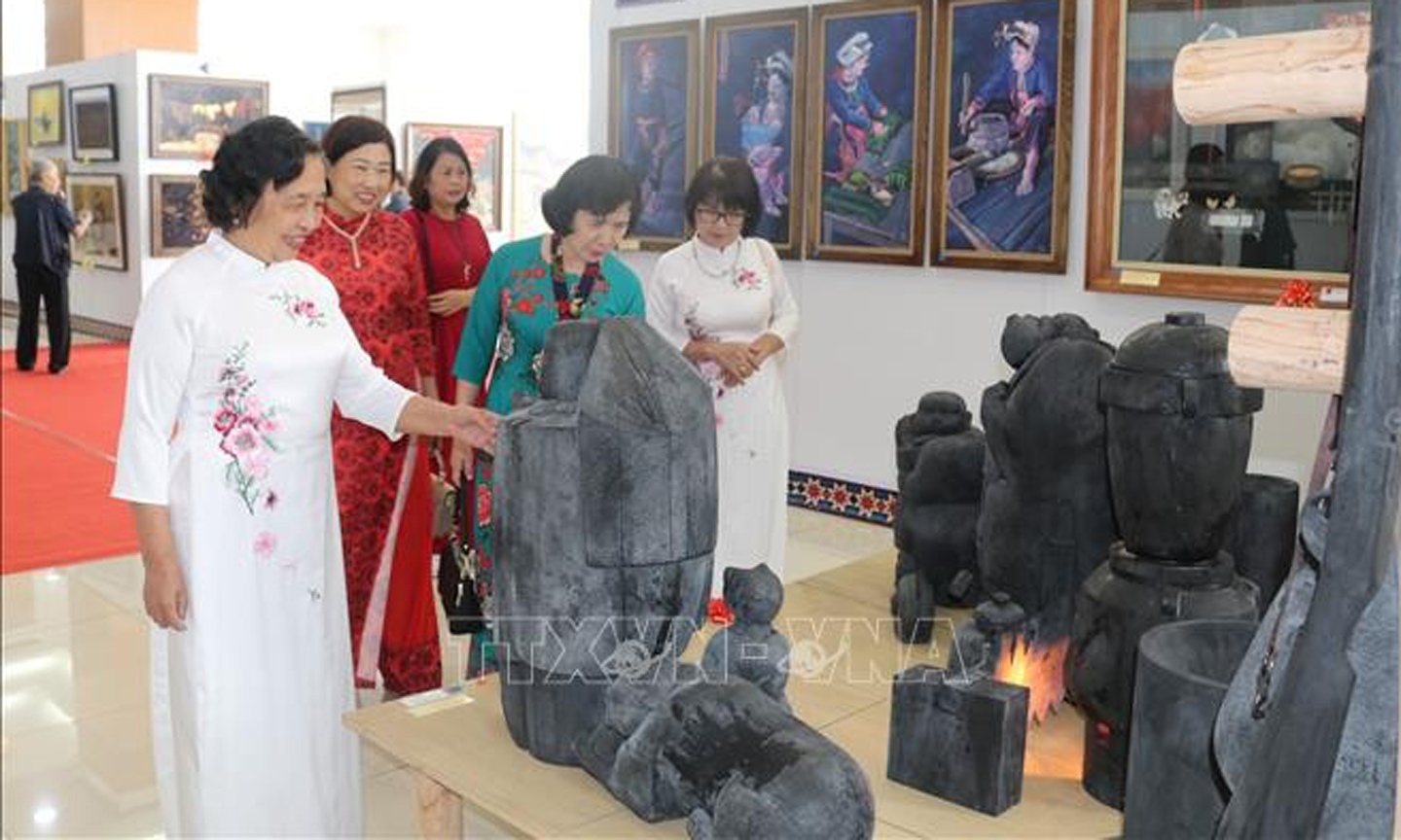 Visitors at the exhibition (Photo: VNA).