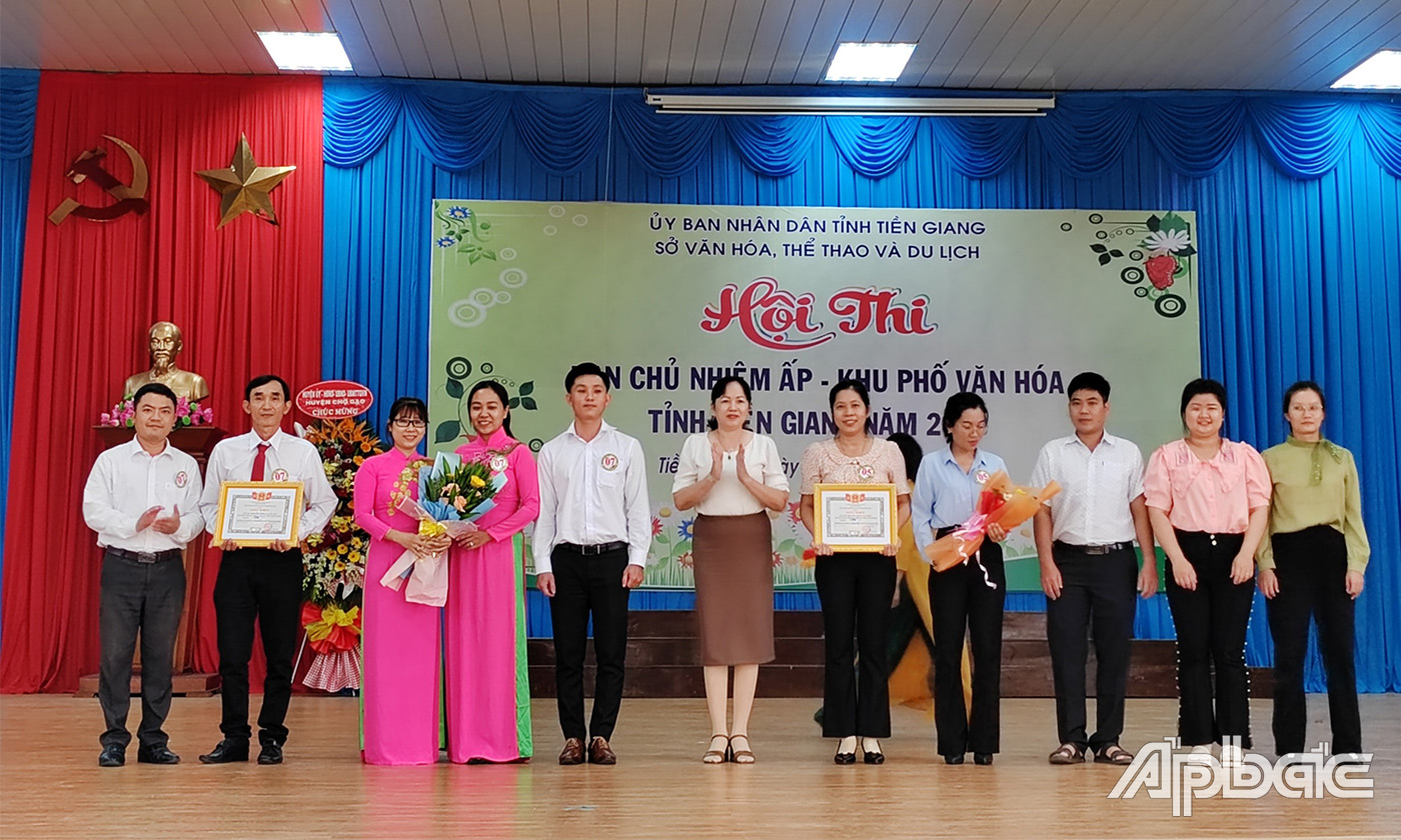 Đại diện Ban giám khảo trao giải Nhì