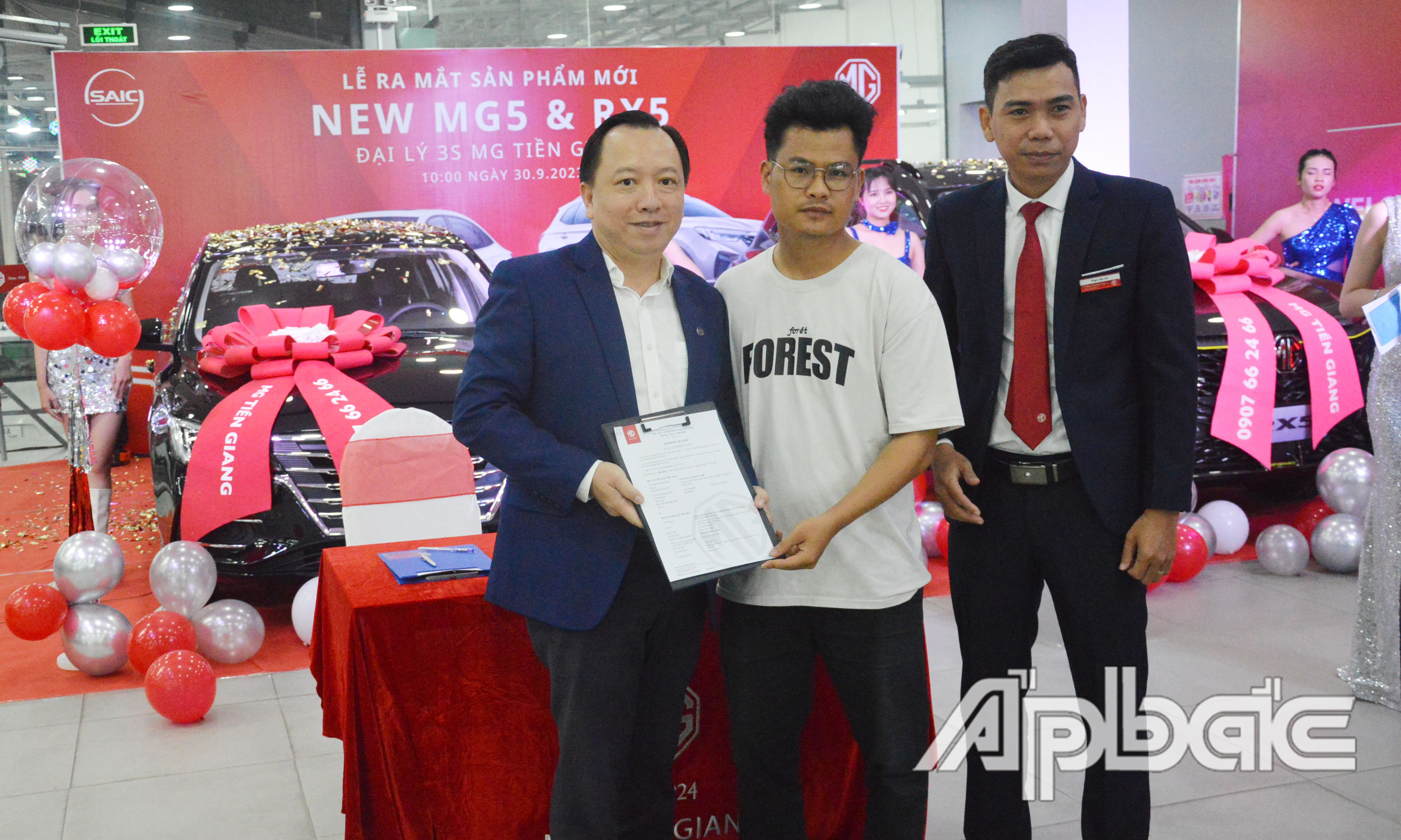 MG Tiền Giang và khách hàng ký hợp đồng mua xe.