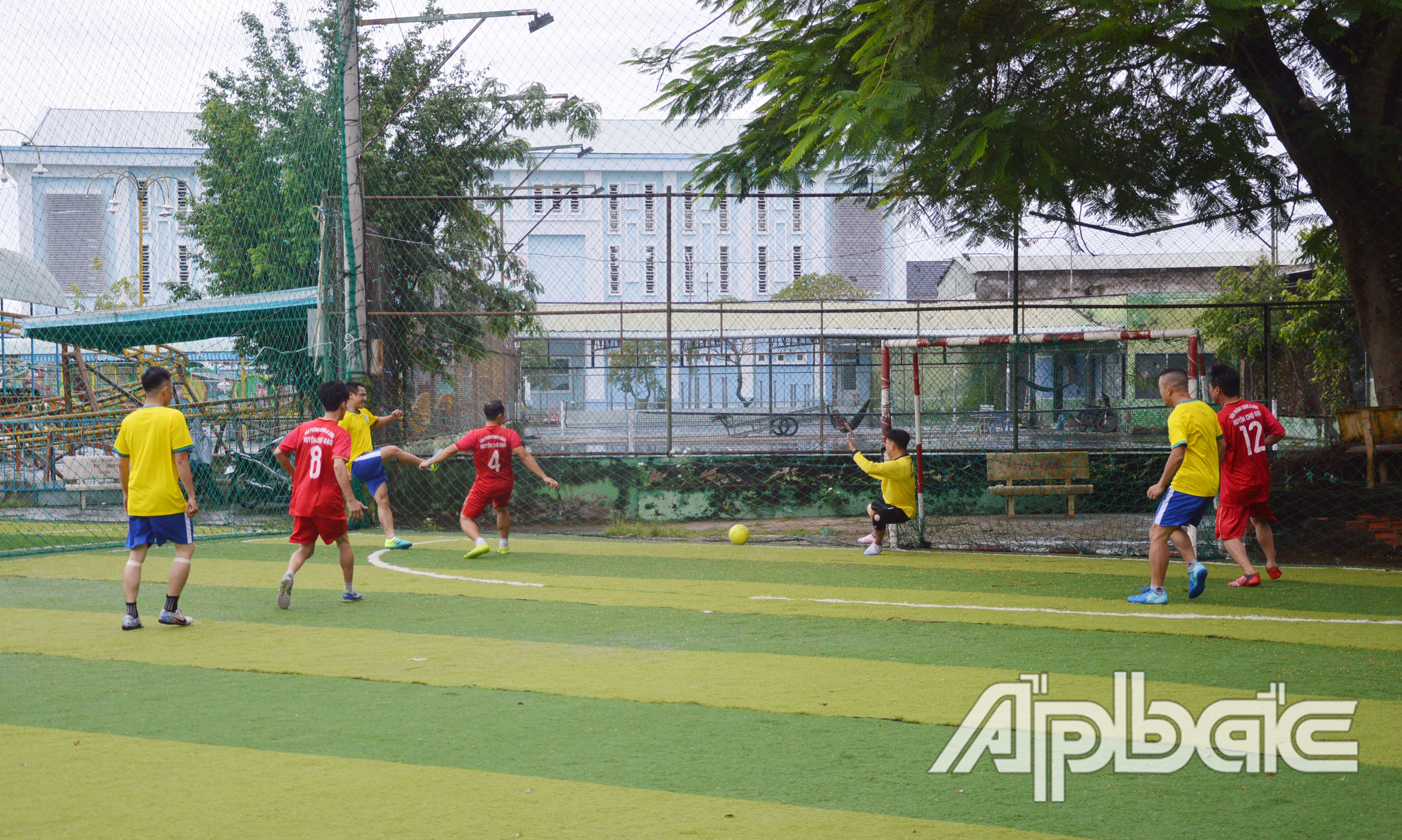 Các cầu thủ tham gia tranh tài với nhiều pha bóng đẹp mắt.