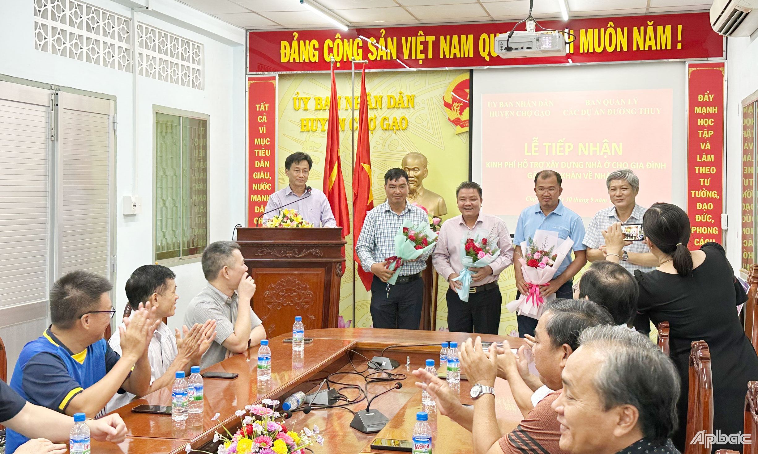 UBND huyện Chợ Gạo tặng hoa cảm ơn các nhà tài trợ.