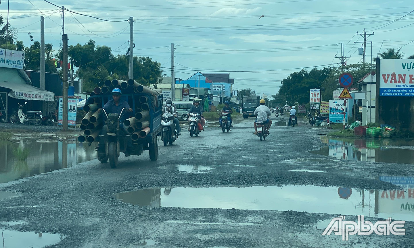 Đường xuống cấp do liên tục mưa và ngập nước.