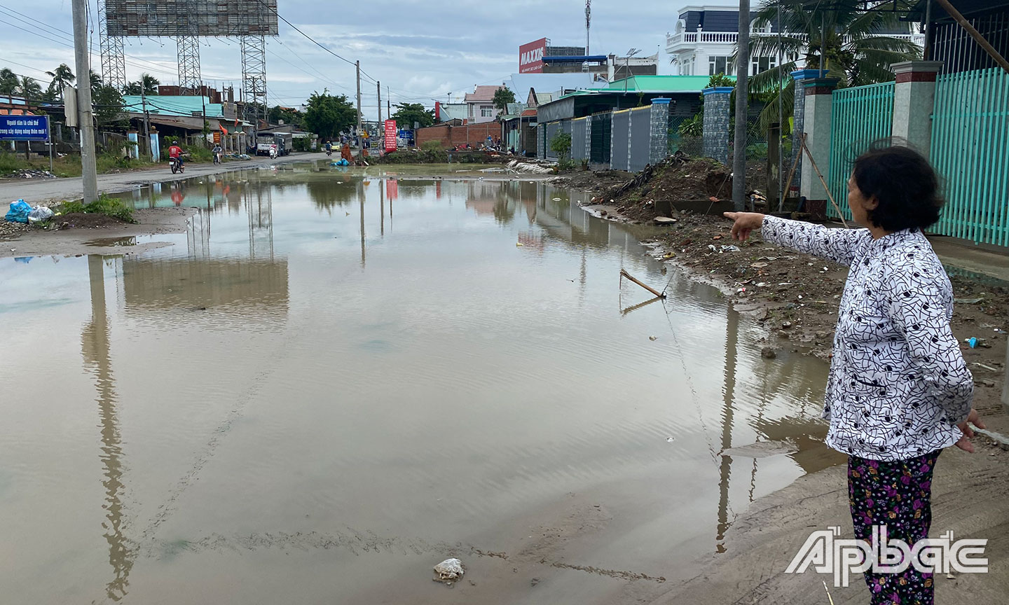 Biển nước trước nhà hộ dân.