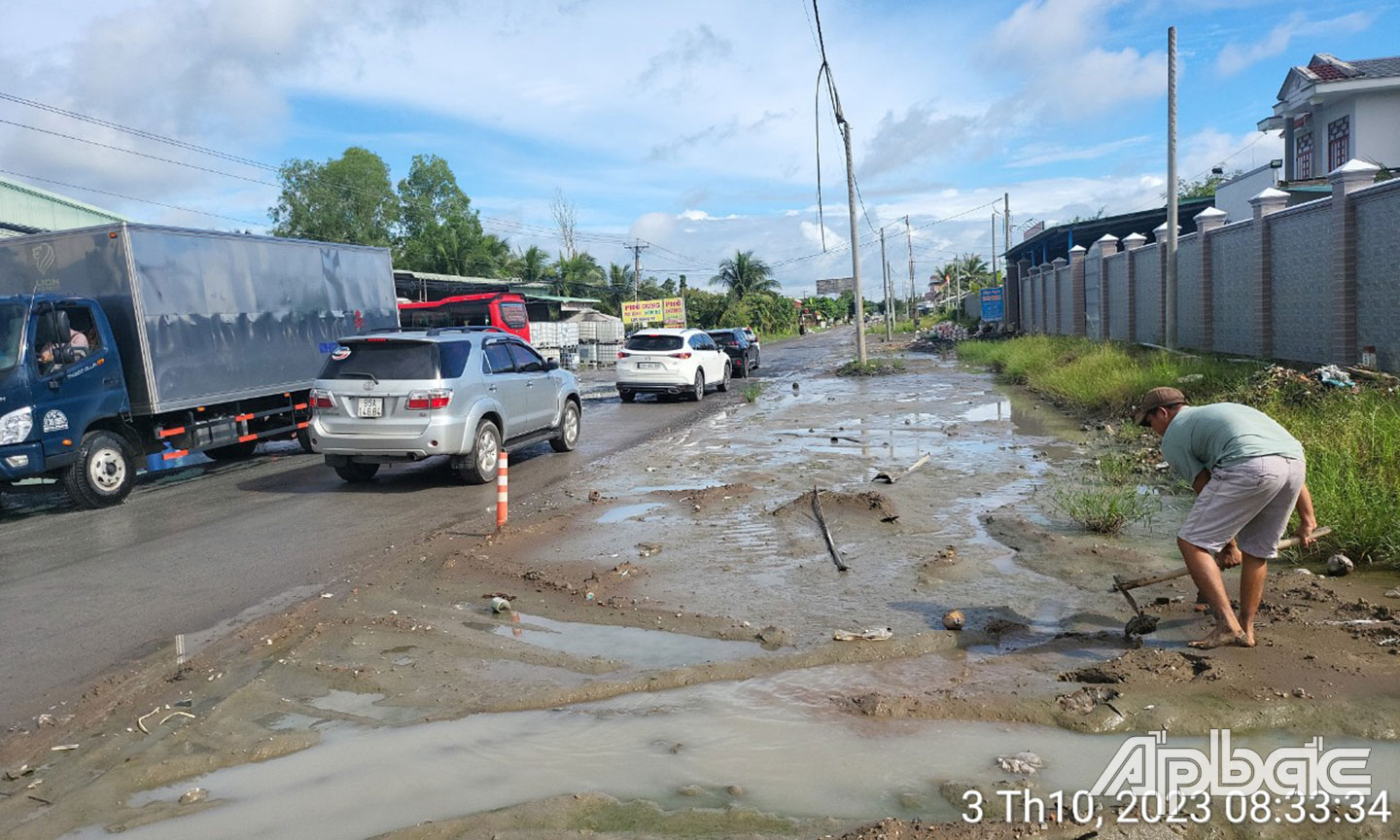 Biển nước được khai thông tạm thời.