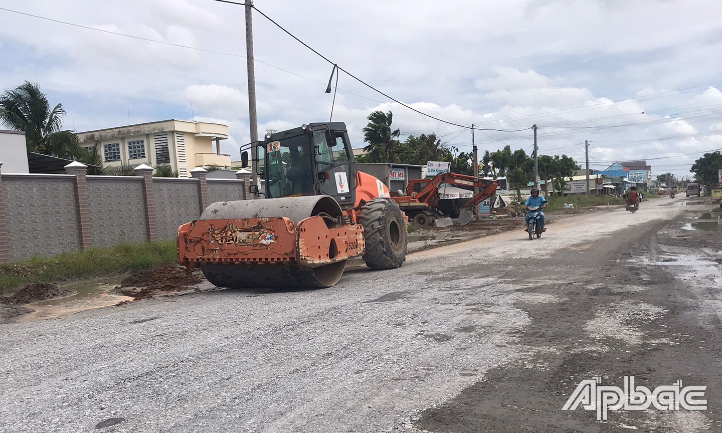 Dậm vá tuyến đường vào trưa ngày 3-10.