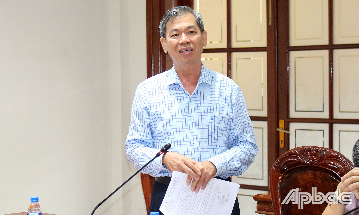 Đại diện các ngành chức năng và đơn vị liên quan phát biểu ý kiến tại buổi tiếp xúc, đối thoại.