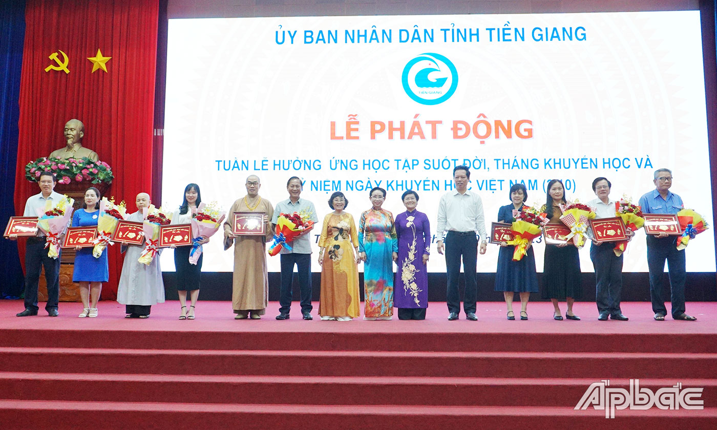 Các đơn vị, nhà tài trợ trao Bảng tưởng trưng hỗ trợ cho Hội Khuyến học tỉnh 