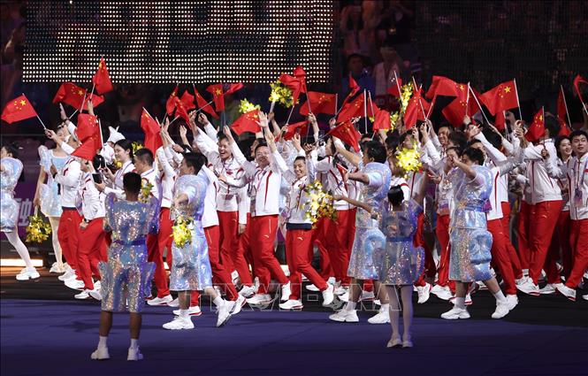 Đoàn thể thao Trung Quốc diễu hành trên sân vận động Olympic Hàng Châu trong lễ bế mạc ASIAD 2023. Ảnh: THX/TTXVN