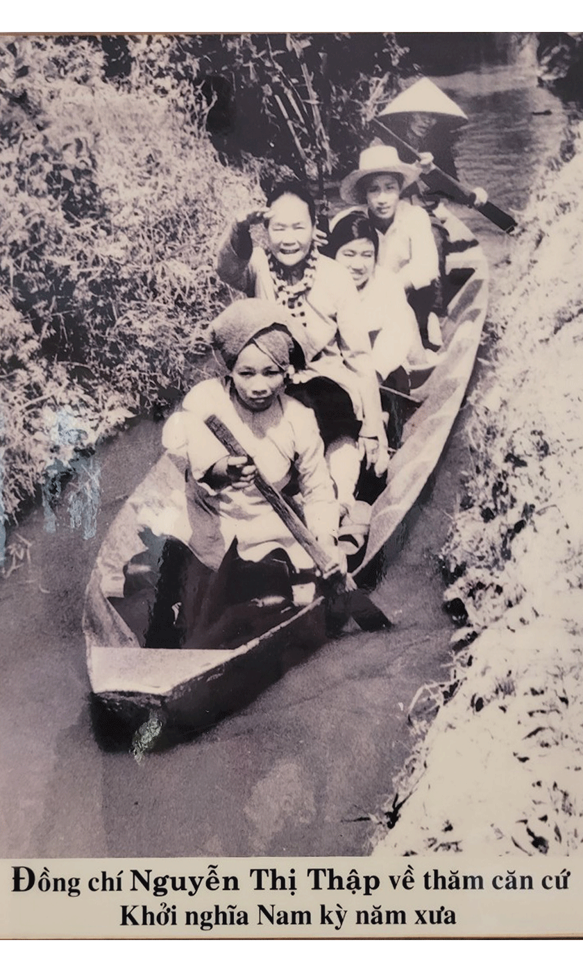 Đồng chí Nguyễn Thị Thập về thăm căn cứ Khởi nghĩa Nam kỳ khi xưa.
