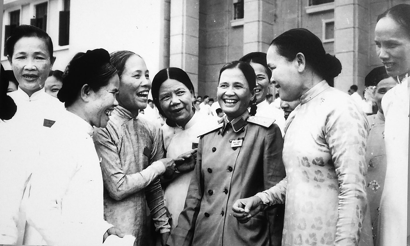  Đồng chí Nguyễn Thị Thập trò chuyện cùng các đại biểu nữ tại Đại hội Đảng toàn quốc lần thứ III (9-1960).                                                                                                                     Ảnh: tư liệu