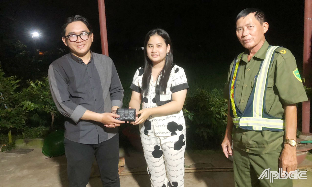 Em Nhi trao trả tài sản cho người bị mất.