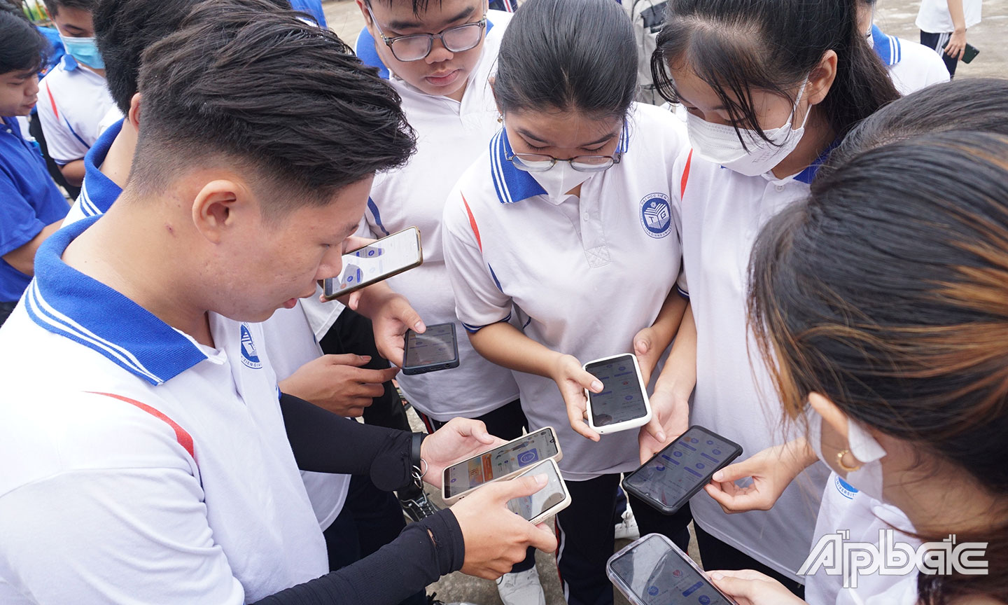 Các bạn học sinh, sinh viên cài đặt và kiểm tra ứng dụng UpRace 2023 trước khi xuất phát tham gia Chương trình Chạy bộ UpRace 2023 tại Tiền Giang.