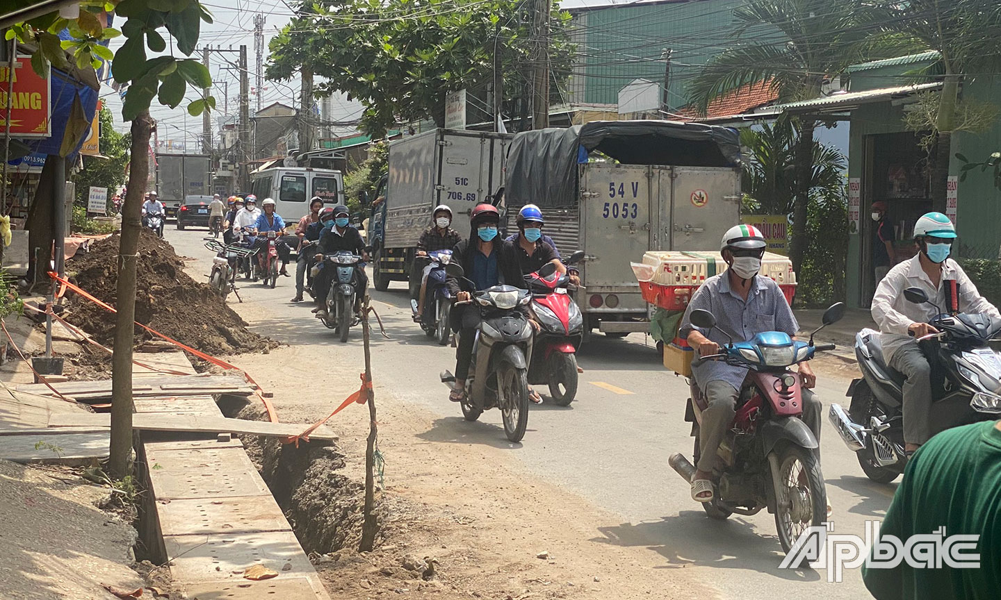 Phương tiện rất đông người qua lại nhưng thiếu người điều tiết ATGT.