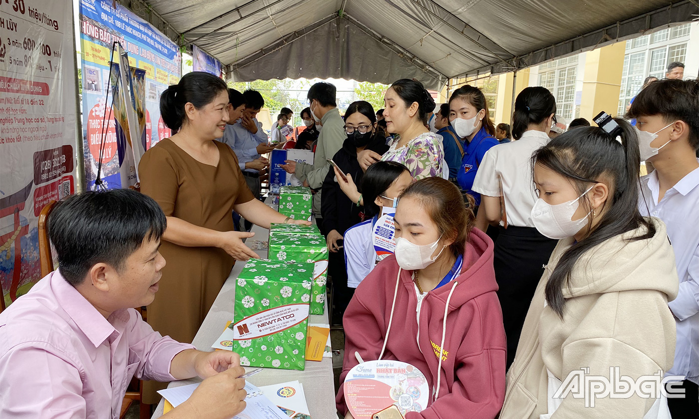 Các Doanh nghiệp tư vấn việc làm cho học sinh sinh viên