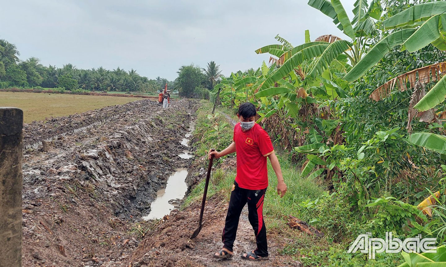 Quá trình hiến đất thi công.