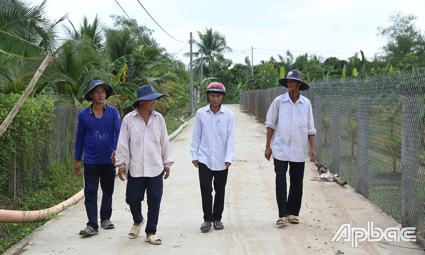 Nay con đường bê tông trải dài và thẳng tắp.