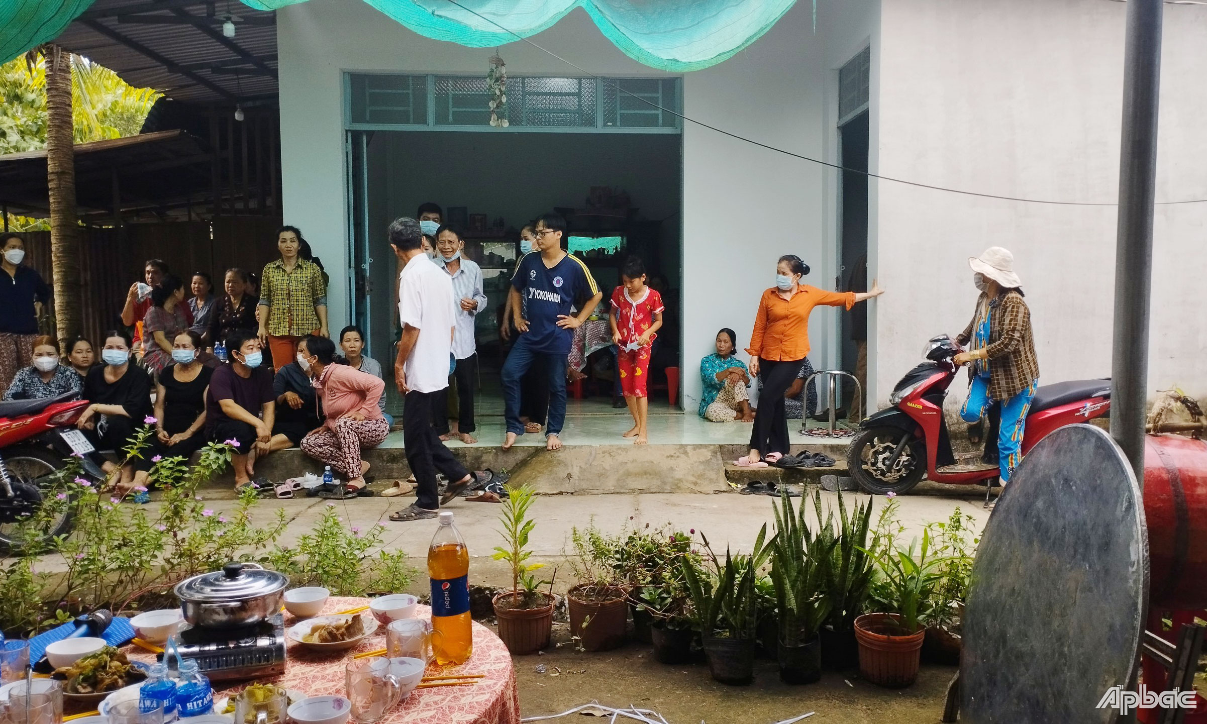 Lãnh đạo huyện Cái Bè đã đến thăm hỏi, tặng quà gia đình có người mất sau khi uống sữa.