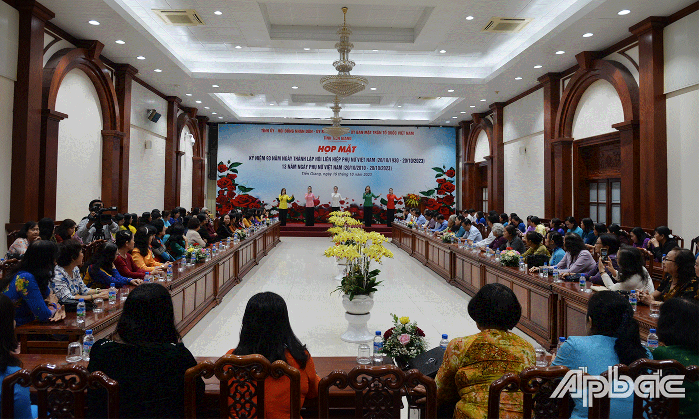 Quang cảnh buổi họp mặt.