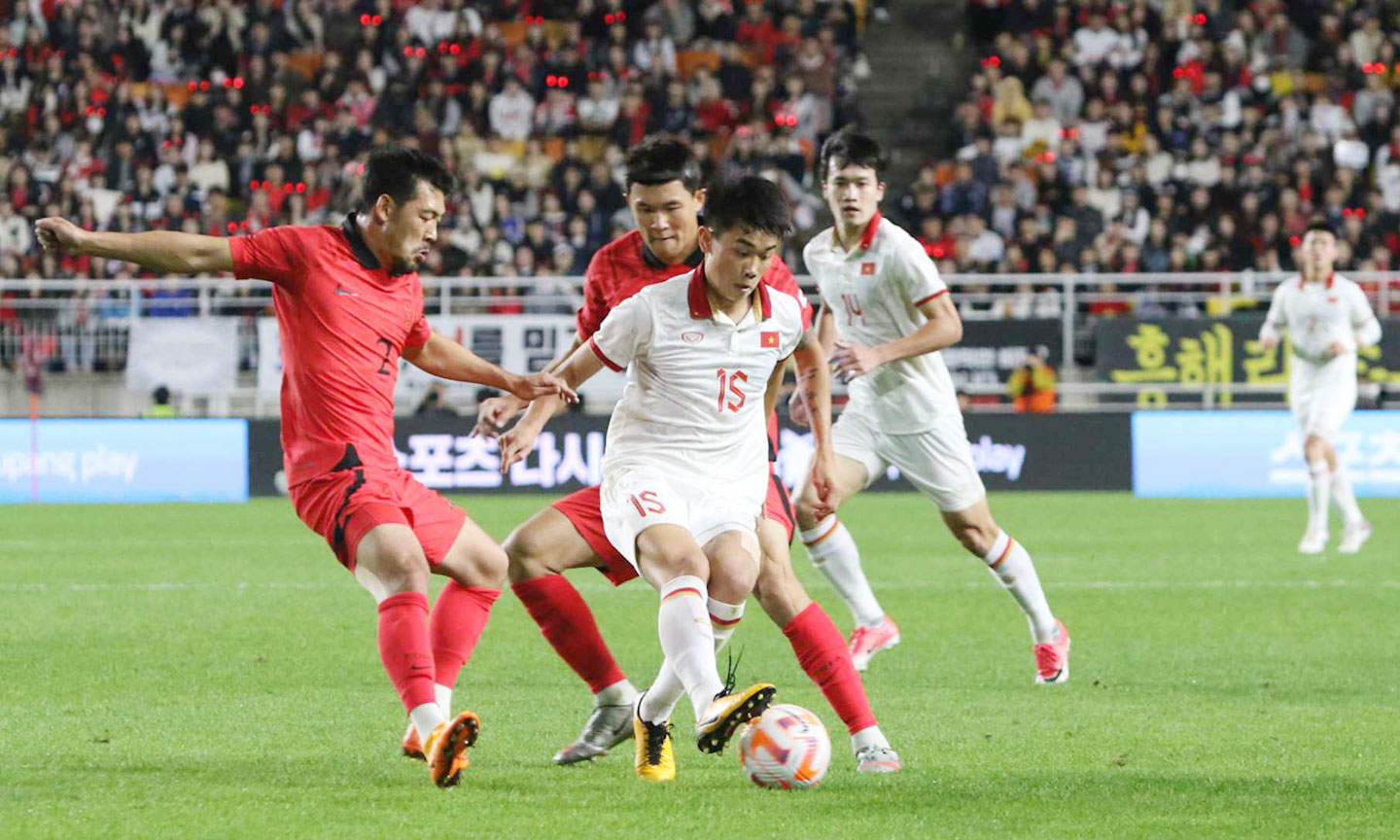 Các cầu thủ Việt Nam hiện tại vẫn chưa thể tạo nên một lối chơi hiệu quả. Ảnh: Vietnamnet.vn