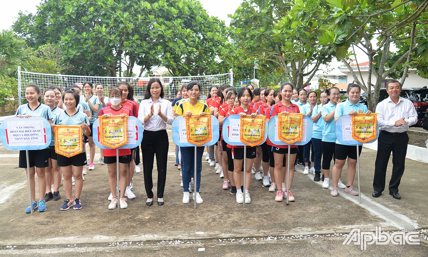 Đồng chí Huỳnh Xuân Long, Tỉnh ủy viên, Bí thư Ban cán sự Đảng, Chánh án Tòa án nhân dân tỉnh. và đồng chí Hoàng Thị Thơ, Phó Chánh án Tòa án nhân dân tỉnh, Chủ tịch Công đoàn cơ sở, Trưởng Ban tổ chức Hội thao trao cờ lưu niệm cho các đội tham gia Hội thao.