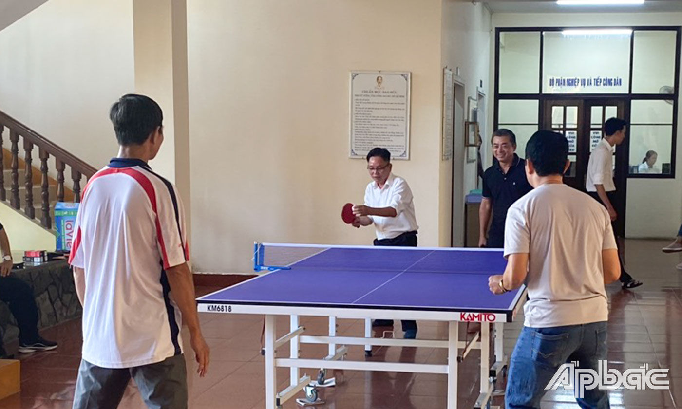 Bóng bàn đôi nam.