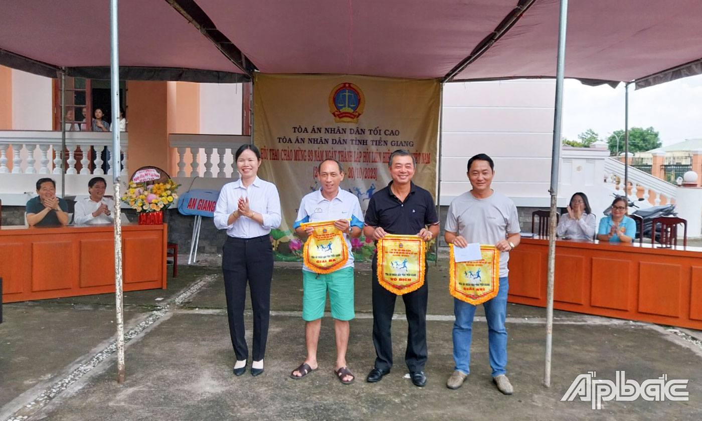 Đồng chí Hoàng Thị Thơ trao giải nội dung bóng bàn đôi nam.