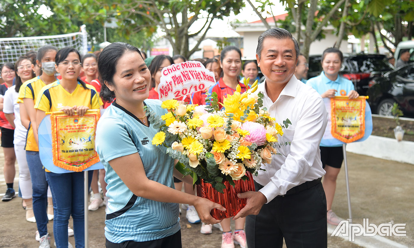 Đồng chí Huỳnh Xuân Long thay mặt Tòa án nhân dân tỉnh trao hoa chúc mừng các nữ công đoàn viên tham gia Hội thao. 