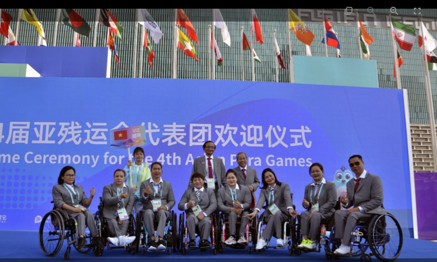 Lãnh đạo và các đại diện Đoàn thể thao người khuyết tật Việt Nam tại lễ thượng cờ các đoàn dự Asian Para Games 4-2023.