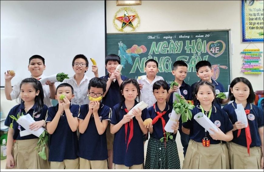 Học sinh trường Tiểu học Nam Thành Công vui thích trong ngày Hội chợ